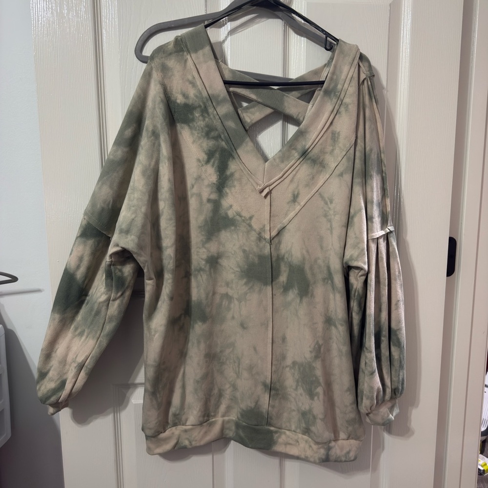 POL Green and Cream Tie-Dye V-Neck Sweatshirt